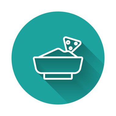 Kase ikonundaki beyaz çizgi Nachos uzun gölge arkaplan izole. Tortilla cipsi veya nachos tortilla. Geleneksel Meksika fast food menüsü. Yeşil daire düğmesi. Vektör