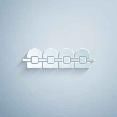 Kağıt kesiği Dişler ve gri arkaplanda izole edilmiş diş teli simgesi. Diş ısırığının hizası, diş telli sıra. Diş konsepti. Kağıt sanatı tarzı. Vektör.