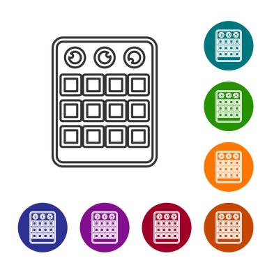 Siyah çizgi davul makinesi simgesi beyaz arkaplanda izole edildi. Müzik aletleri. Simgeleri renk daire düğmelerine ayarla. Vektör.