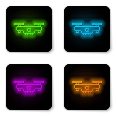 Kara İHA uçan ikonu siyah arka planda izole edildi. Video ve fotoğraf makinesi sembollü dörtlü helikopter. Sıvı şekilli soyut pankart. Vektör.