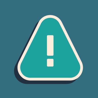 Yeşil arkaplanda üçgen simgesinde yeşil ünlem işareti var. Tehlike uyarısı, dikkat, dikkat, tehlike uyarısı. Uzun gölge tarzı. Vektör.