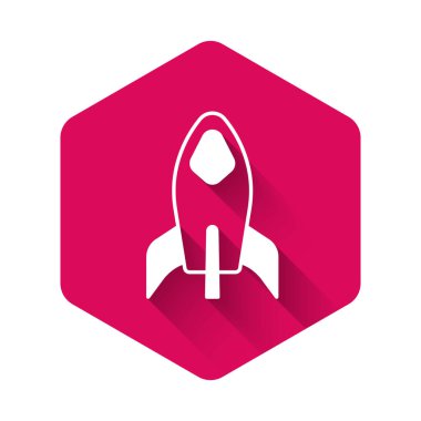 Beyaz Roket gemisi simgesi uzun gölge arkaplanı ile izole edildi. Uzay yolculuğu. Pembe altıgen düğmesi. Vektör