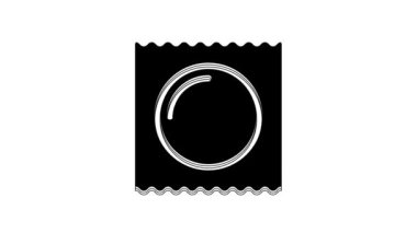 Siyah prezervatif beyaz arka planda izole edilmiş güvenli seks ikonu. Güvenli aşk sembolü. Erkekler için doğum kontrol yöntemi. 4K Video hareketli grafik canlandırması.