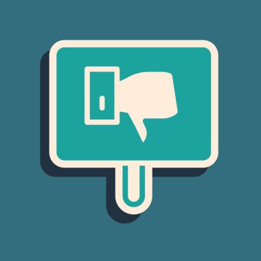 Yeşil Protesto simgesi yeşil arkaplanda izole edildi. Toplantı, protestocu, grev, konuşma, pankart, protesto pankartı, dilekçe, lider, broşür. Uzun gölge tarzı. Vektör.