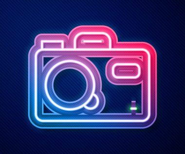 Parlayan neon hattı fotoğraf makinesi simgesi mavi arkaplanda izole edildi. Foto kamera. Dijital fotoğrafçılık. Vektör