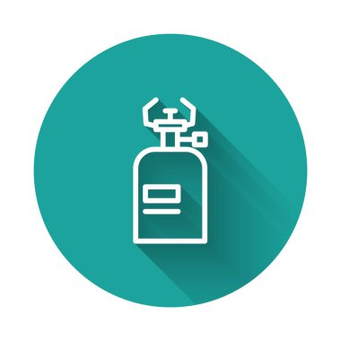 Beyaz çizgi kamp gaz ocağı ikonu uzun gölgeli izole edilmiş. Taşınabilir gaz ocağı. Yürüyüş, kamp malzemeleri. Yeşil daire düğmesi. Vektör.