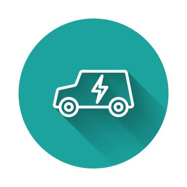 Beyaz çizgi elektrikli araba ve elektrik kablosu şarj ikonu uzun gölge arkaplan izole. Yenilenebilir ekolojik teknolojiler. Yeşil daire düğmesi. Vektör