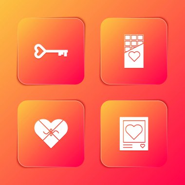 Anahtarı kalp şeklinde, çikolatayı, şeker şeklindeki kutuyu ve fotoğraf çerçevesi kalp simgesini ayarlayın. Vektör.