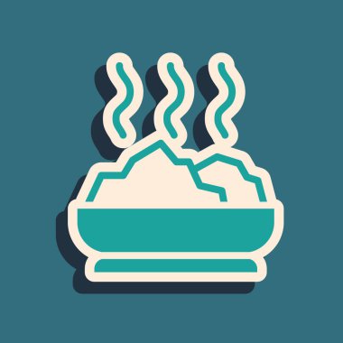 Yeşil arka planda izole edilmiş sıcak çorba ikonu. Uzun gölge tarzı. Vektör