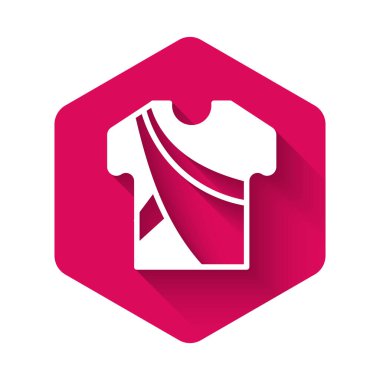 Beyaz Hintli adam geleneksel Hindu kıyafetleri giyer ve uzun gölgeli uzun gömlek ikonu giyer. Pembe altıgen düğmesi. Vektör.