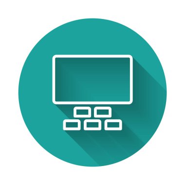 Ekranlı beyaz çizgi sinema salonu ve uzun gölgeli koltuk ikonu. Yeşil daire düğmesi. Vektör.