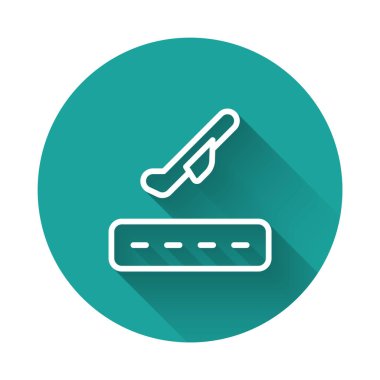 Beyaz çizgi düzlem kalkış ikonu uzun gölge arkaplan izole. Uçak taşıma sembolü. Yeşil daire düğmesi. Vektör