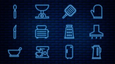 Kettle 'ı kulplu ayarla, mutfak vantilatörü, kızartma tavası, tost makinası, bıçak, kaşık, rende ve elektronik ölçekli ikon. Vektör