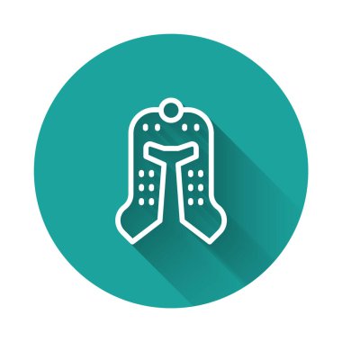 Ortaçağ demir kaskı, uzun gölgeli izole edilmiş kafa koruma ikonu. Yeşil daire düğmesi. Vektör