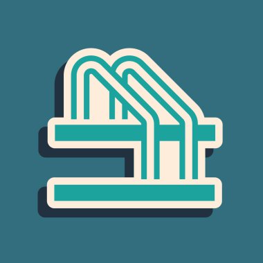 Yeşil bisiklet park ikonu yeşil arka planda izole edildi. Uzun gölge tarzı. Vektör.