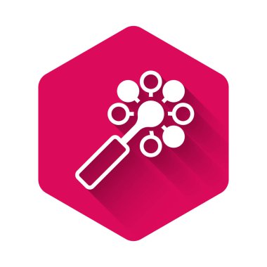 Beyaz Çıngıraklı Bebek oyuncağı ikonu uzun gölgeli bir arka plan. Fasulye torbası işareti. Pembe altıgen düğmesi. Vektör