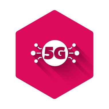 Beyaz 5G yeni kablosuz internet kablosuz bağlantı simgesi uzun gölgeli izole edildi. Küresel ağ yüksek hızlı bağlantı veri oranı teknolojisi. Pembe altıgen düğmesi. Vektör.