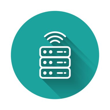 Beyaz çizgi Akıllı Sunucu, Data, Web sunucu simgesi uzun gölge ile izole edildi. İnternet kavramının kablosuz bağlantısı. Yeşil daire düğmesi. Vektör.