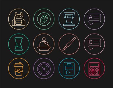 Satır Hesap Makinesi, Soru ile Konuşma Baloncukları, Sahne Duruşu, Ders Veren, Eski Kum Saati, Okul Sırt Çantası, Boya Fırçası ve Kulak Dinleme Ses Sinyali Simgesi. Vektör