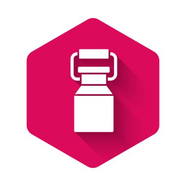 Süt ikonu için uzun gölgeli beyaz konteynır. Pembe altıgen düğmesi. Vektör.