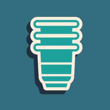 Yeşil kağıttan cam ikonu yeşil arkaplanda izole edilmiş. Soda bardağı. Taze soğuk içecek sembolü. Uzun gölge tarzı. Vektör