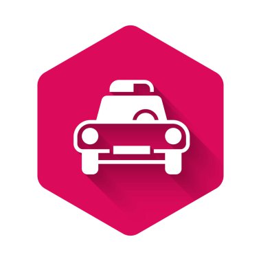 Beyaz polis arabası ve polis teşhircisi ikonu uzun gölgeli izole edilmiş. Acil durum sireni. Pembe altıgen düğmesi. Vektör.