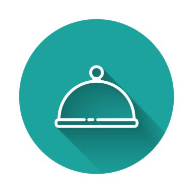 Uzun gölgeli bir tepsi yemek ikonu ile kaplanmış beyaz çizgi. Tepsi ve kapak. Kapaklı bir restoran saati. Mutfak eşyaları sembolü. Yeşil daire düğmesi. Vektör.