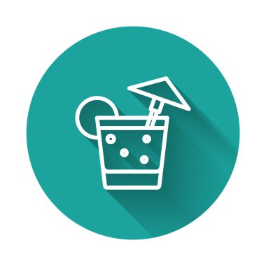 Beyaz çizgi kokteyl ve alkol uzun gölgeli şemsiye ikonu. Yeşil daire düğmesi. Vektör