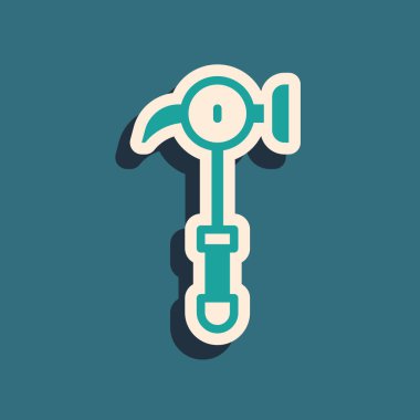 Yeşil çekiç simgesi yeşil arkaplanda izole edildi. Tamir için bir araç. Uzun gölge tarzı. Vektör