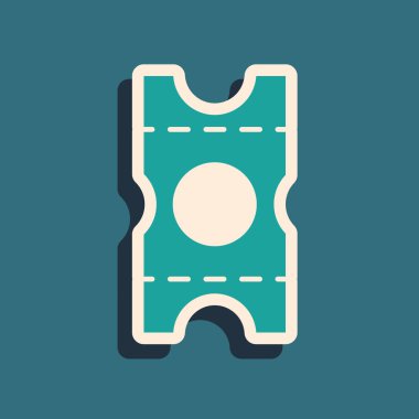 Yeşil arka planda yeşil kupon simgesi izole edildi. Boş alışveriş indirimi etiketi. Şablon indirimli afiş. Uzun gölge tarzı. Vektör İllüstrasyonu.