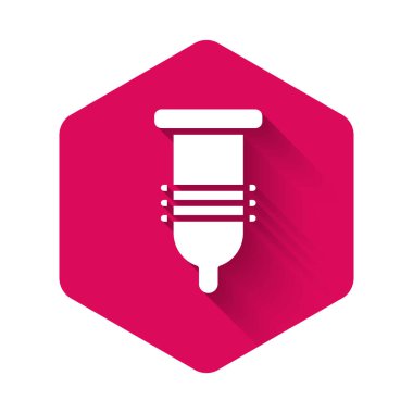 Beyaz prezervatif güvenli seks ikonu uzun gölgeli arka plan. Güvenli aşk sembolü. Erkekler için doğum kontrol yöntemi. Pembe altıgen düğmesi. Vektör