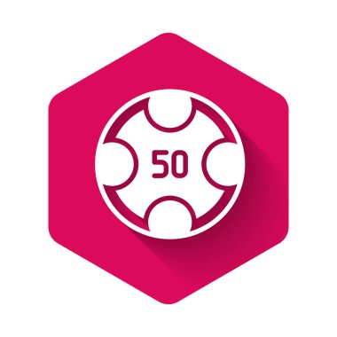 Beyaz Kumarhane çipleri simgesi uzun gölgeli. Kumarhane kumarı. Pembe altıgen düğmesi. Vektör