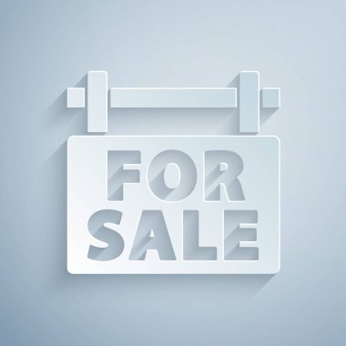 Gri arkaplanda Satılık simgesiyle kağıt kesimi asma işareti. Satılık mesajlı pano. Kağıt sanatı tarzı. Vektör.