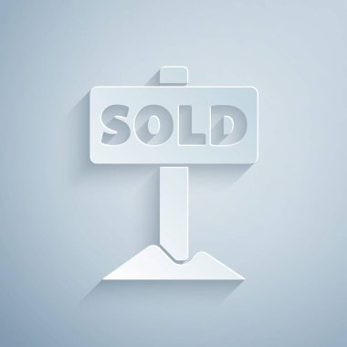 Kağıt kesme işareti ve gri arkaplanda izole edilmiş metin satışı simgesi. Çıkartma satıldı. Tabela satıldı. Kağıt sanatı tarzı. Vektör.