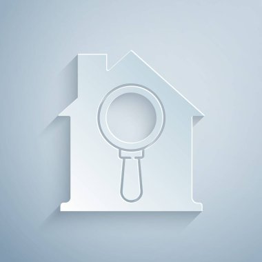 Kağıt kesiği Arama Evi simgesi gri arkaplanda izole edildi. Büyüteç altındaki bir evin emlak sembolü. Kağıt sanatı tarzı. Vektör.