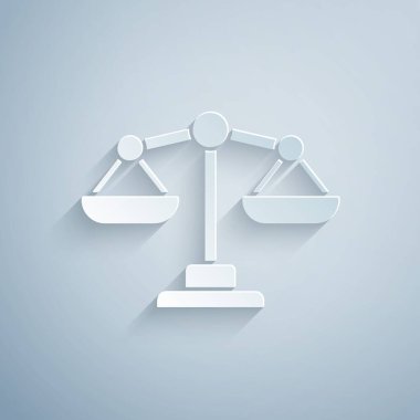 Gri arka planda izole edilmiş adalet sembolü. Hukuk mahkemesi sembolü. Denge tabelaları. Kağıt sanatı tarzı. Vektör..