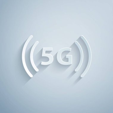 Kağıt, gri arkaplanda izole edilmiş 5G yeni kablosuz internet kablosuz bağlantı simgesi kesti. Küresel ağ yüksek hızlı bağlantı veri oranı teknolojisi. Kağıt sanatı tarzı. Vektör.