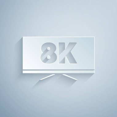 Gri arkaplanda 8k Ultra HD video teknolojisi ikonu bulunan kağıt kesimi ekran TV. Kağıt sanatı tarzı. Vektör.