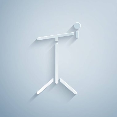 Kağıt kesiği mikrofon, gri arka planda izole edilmiş ayakta duran simge. Kağıt sanatı tarzı. Vektör.