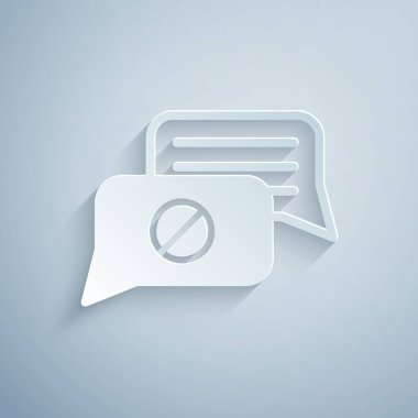 Kağıt kesiği konuşma balonu sohbet simgesi gri arkaplanda izole. İleti simgesi. İletişim ya da yorum sohbet sembolü. Kağıt sanatı tarzı. Vektör.