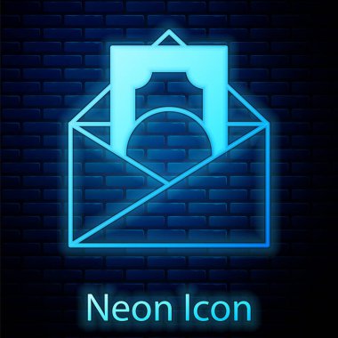 Parlayan neon renkli zarf. Duvarda izole edilmiş madeni para sembolü simgesi var. Maaş zammı, maaş bordrosu, tazminat geliri. Vektör.