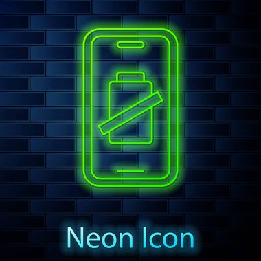 Parlayan neon hattı akıllı telefon şarj ikonu tuğla duvar arka planında izole edilmiş. Şarjı az bir telefon. Vektör.