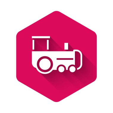 Uzun gölgeli beyaz oyuncak tren ikonu izole edildi. Pembe altıgen düğmesi. Vektör