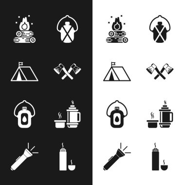 Çapraz ahşap balta, bayraklı turist çadırı, Kamp ateşi, kantin suyu şişesi, termos kabı ve fener ikonu. Vektör