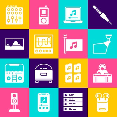 Hava kulaklıklarını kutuya koy, DJ müzik çalsın, film ışıkları, notalı dizüstü bilgisayar, osiloskop, müzik dalgası eşitleyici, ses karıştırıcı denetleyici ve festival bayrağı simgesi. Vektör