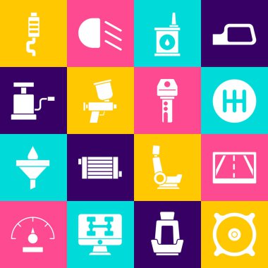Araba ses hoparlörünü, haritalı GPS cihazını, vites kolunu, motor yağı tüpünü, boya spreyini, hava pompasını, susturucuyu ve uzaktan kumanda simgesini ayarla. Vektör
