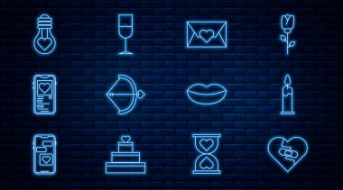 Hatlar iyileşmiş kırık kalp, yanan mum, sevgililer günü zarfı, yaylı ok, mobil, kalp şeklindeki ampul, gülen dudaklar ve şarap kadehi ikonu. Vektör