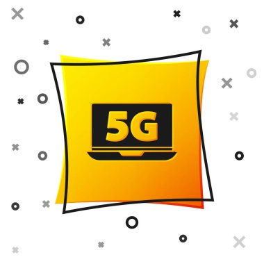 Beyaz arkaplanda 5G yeni kablosuz internet kablosuz internet ikonu olan siyah dizüstü bilgisayar. Küresel ağ yüksek hızlı bağlantı veri oranı teknolojisi. Sarı kare düğme. Vektör.