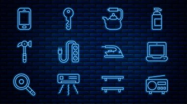 Radyo, dizüstü bilgisayar, kabzalı çaydanlık, elektrik uzantısı, Hammer, cep telefonu, ütü ve evin anahtar simgesini ayarla. Vektör