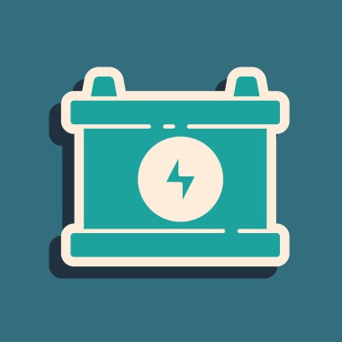 Yeşil Aracın pil simgesi yeşil arkaplanda izole edildi. Akümülatör bataryası enerji ve elektrik akümülatörü bataryası. Uzun gölge tarzı. Vektör.